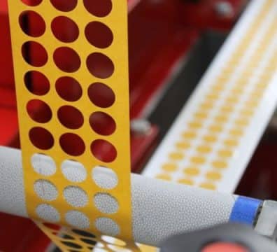 Découpe à l'emporte-pièce vs découpe par effleurement des rubans adhésifs 9 Découpe à l'emporte-pièce vs par effleurement rubans adhésifs