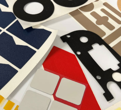 De la conception à la production : comment les rubans adhésifs prédécoupés sur mesure réduisent le temps d'assemblage 1 Custom Die-cut Tape in Manufacturing Assembly Line